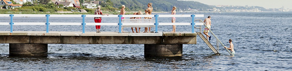 Badande på en brygga vid Hittarps strand