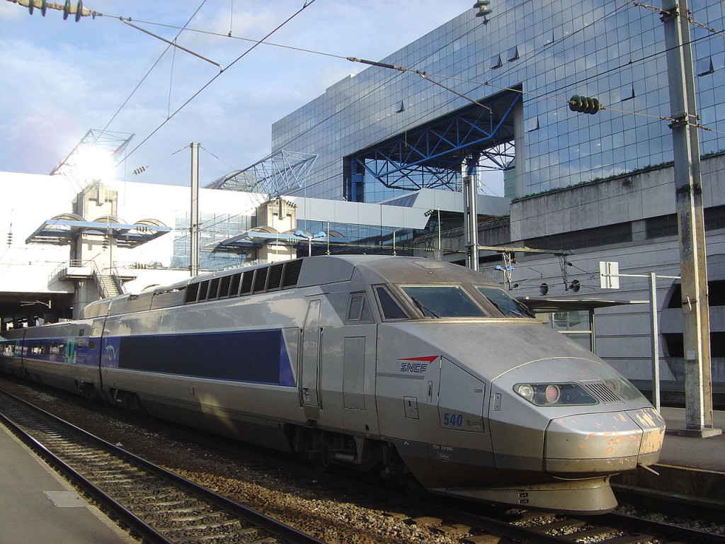 1280px-TGV_train_in_Rennes_station_DSC08944