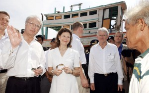 Sweden's King Carl XVI Gustaf, left, and Queen Silvia, secod left, talk to Thai fishermen at Ban Nam Khem village in Pang-nga province, southern Thailand Friday, Feb. 18, 2005. The Swedish King and Queen are on a three-day visit to Thailand to show their appreciation to the Thai people for the help given to Swedish following the Dec. 26, 2004 tsunami disaster in which 557 Swedish nationals were killed or missing. (AP Photo/Apichart Weerawong)